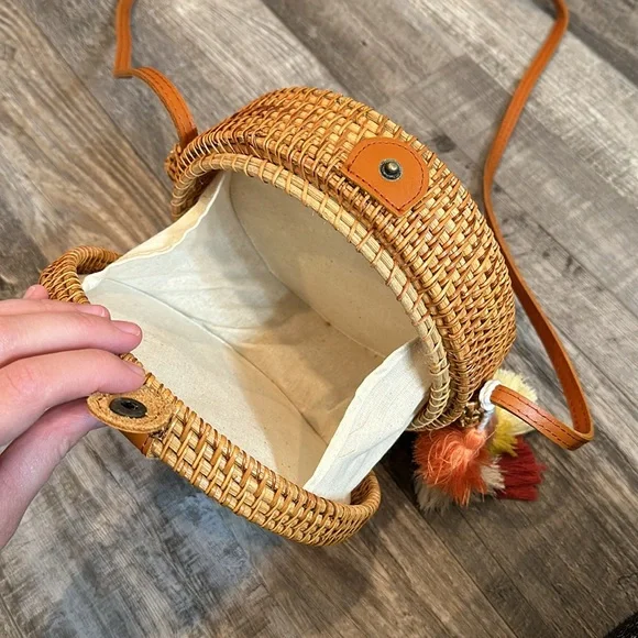 Round straw purse with snap closure and tassel - Picture 4 of 5